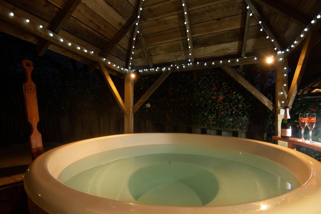 East Cottage * Wood Burning Hot Tub * Garden 圣安德鲁斯 外观 照片